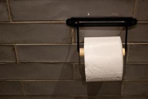lista banheiro papel telha fundo dentro a banheiro. foto