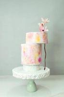 em camadas Casamento bolo com colorida açúcar papel flores foto
