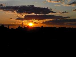 outono pôr do sol vermelho com um céu roxo foto