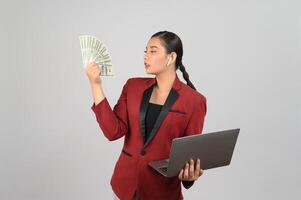 jovem mulher bonita em roupas formais para oficial segurar notas e laptop foto