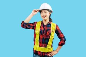 jovem ásia engenheiro fêmea vestindo segurança Jaqueta e capacete foto