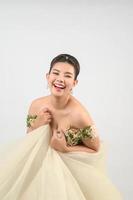 jovem noiva linda asiática sorrindo com feliz no fundo branco foto