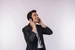 retrato de jovem feliz usando fone de ouvido e curtindo música sobre fundo branco foto