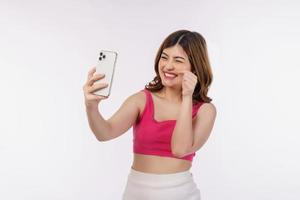 retrato de uma jovem sorridente feliz selfie com smartphone isolado sobre fundo branco