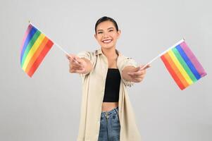 pose lgbq de mulher bonita com bandeira multicolorida foto