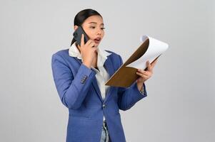 jovem mulher bonita em roupas formais para oficial usar postura de smartphone foto