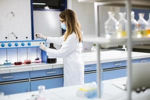 jovem pesquisador analisando dados químicos no floculador em laboratório foto