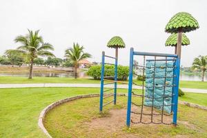 Parque infantil com verde gramado foto