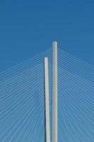 detalhe de uma ponte sobre a baía do chifre dourado com céu azul claro em vladivostok, rússia foto