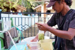 kuaro Kalimantan timur, Indonésia 6 marcha 2023. a itinerante gelo vendedor do es dawet, uma tradicional indonésio beber foto