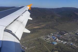 vista aérea de uma fábrica ou planta perto de vladivostok, rússia foto