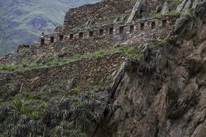 santuário colossal de ollantaytambo no peru foto