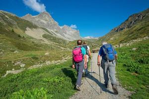 grupo de caminhantes idosos aposentados durante caminhada nas montanhas foto