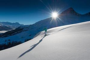 garota esquiando fora de pista foto