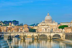 ponte de castel st. angelo no tiber.dome of st. basílica de peter, roma - itália foto