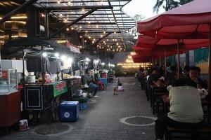 rua Comida às noite com muitos escolhas do cardápio foto