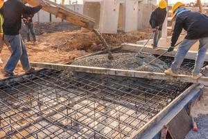 vazamento de concreto durante pisos de concretagem comercial de edifícios no canteiro foto