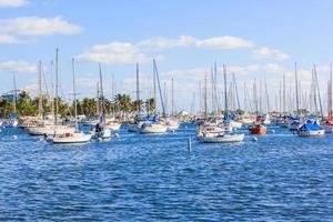 Coco Grove Marina no sul de miami florida em fundo de céu azul foto