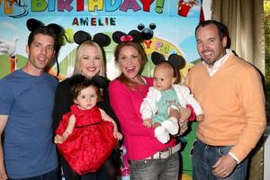 los angeles, 4 de dezembro - scott bailey, amelie bailey, adrienne frantz bailey, virginia williams, ford bricken, bradford bricken na festa de 1º aniversário de amelie bailey em residência particular em 4 de dezembro de 2016 em studio city, ca foto