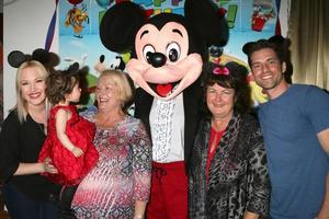 los angeles, 4 de dezembro - adrienne frantz bailey, amelie bailey, mãe de scott bailey, personagem de mickey mouse, vicki franz, scott bailey na festa de 1º aniversário de amelie bailey em residência particular em 4 de dezembro de 2016 em studio city, ca foto