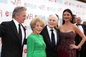 Michael, Anne, Kirk douglas e Catherine zeta-jones A chegar às a afi vida realização prêmios honrando Michael douglas às sony estúdios, dentro bueiro cidade, ca em Junho 11, 2009 a mostrar ares em televisão terra em Julho 19, 2009 às 9 - 00h et pt foto