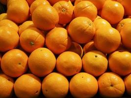 close-up de frutas frescas de laranja no mercado foto