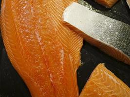 close-up de filé de salmão fresco cru no mercado foto