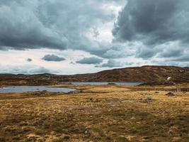 bela paisagem montanhosa norueguesa foto