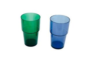 copos de plástico verdes e azuis foto