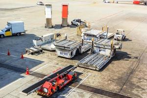 caminhão de reboque de avião e escada perto de aeronaves na pista do aeroporto foto