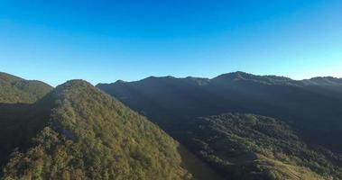 paisagem de uma cordilheira com um céu azul claro foto