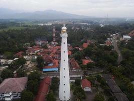 Banten, Indonésia, 2021 - vista aérea da paisagem do pôr do sol do farol Sea Rock foto