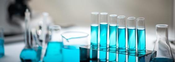 tubos de ensaio e outros artigos de vidro de laboratório
