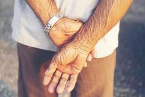 mãos atrás das costas do homem foto