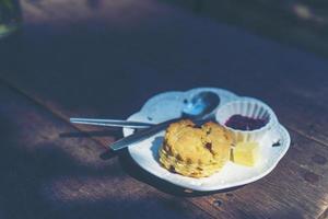 scones com creme coagulado e geléia foto