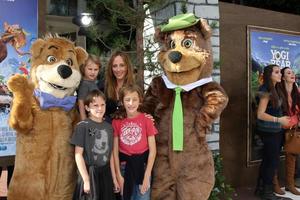 los angeles dezembro 11 Kim raver chega às a iogue Urso 3d pré estreia às a Vila teatro em dezembro 11 2010 dentro Westwood ca foto