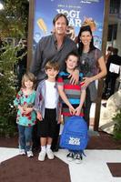 los angeles dezembro 11 Kevin soro família chega às a iogue Urso 3d pré estreia às a Vila teatro em dezembro 11 2010 dentro Westwood ca foto