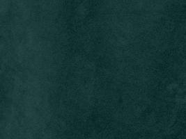 textura de tecido de veludo verde escuro usada como plano de fundo. fundo de tecido verde vazio de material têxtil macio e liso. há espaço para o texto. foto