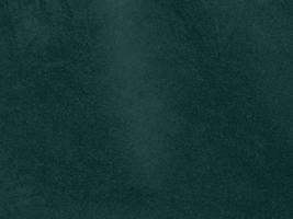 textura de tecido de veludo verde escuro usada como plano de fundo. fundo de tecido verde vazio de material têxtil macio e liso. há espaço para o texto. foto