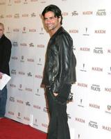 John stamosmaxim quente 100 partyhollywood camay 12 20052005 foto