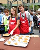 celebridades Socorro para servir Ação de graças jantar para a sem teto às a la missão dentro centro da cidade lalos angeles canovembro 23 20052005 foto