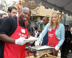 celebridades Socorro para servir Ação de graças jantar para a sem teto às a la missão dentro centro da cidade lalos angeles canovembro 23 20052005 foto