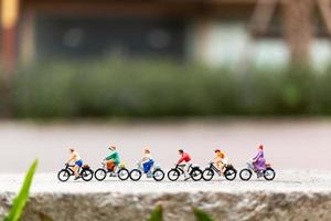 viajantes em miniatura com bicicletas no parque, conceito de estilo de vida saudável foto