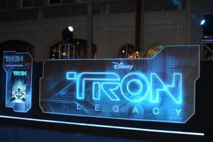 los angeles dezembro 11 atmosfera chega às a tron legado pré estreia às el capitão teatro em dezembro 11 2010 dentro los angeles ca foto