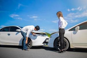 motoristas discutindo um acidente de carro foto