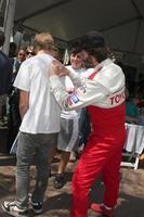 keanu Reeves assinatura autógrafos às a Toyota proceleb raça dia em abril 18 2009 às a grandes de praia grande prêmio curso dentro grandes de praia califórnia2009 foto