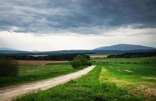 estrada em um campo foto