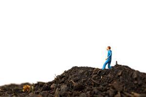 homem em miniatura correndo no chão isolado em um fundo branco, correndo para o conceito de saúde foto