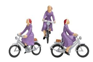 viajantes em miniatura com bicicletas isoladas em um fundo branco foto