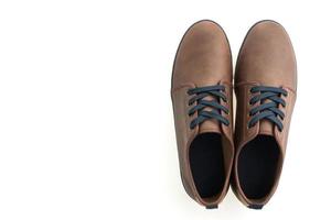sapatos de couro marrom em fundo branco foto